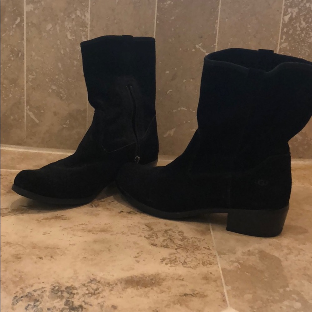 UGG black short boot size 6